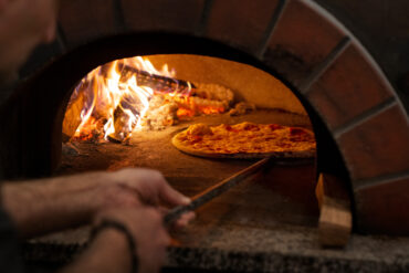 Pizza cotta nel forno a legna Villa Antiva